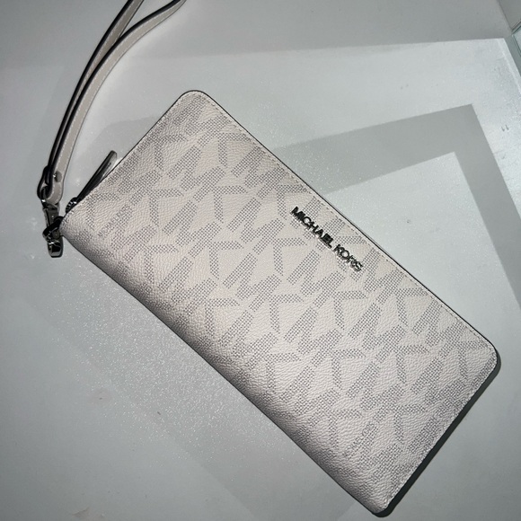 BRAND NEW Michael Kors White Wristlet - Picture 1 of 5